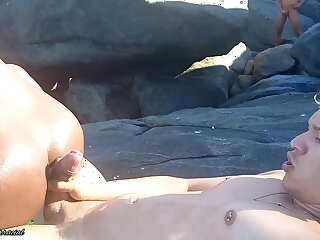 Pela primeira vez um sexo gostoso na praia, com uma morena linda